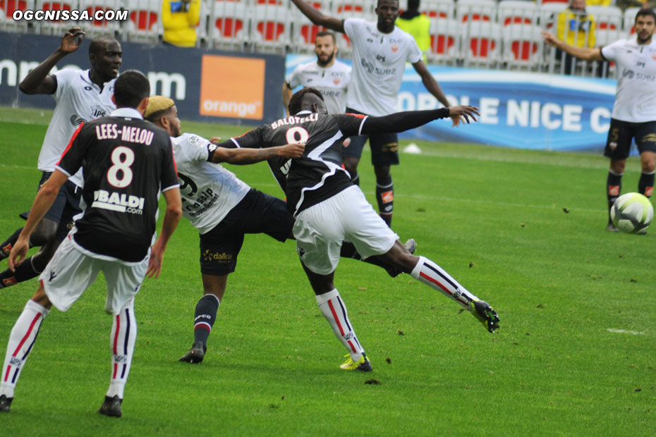 Mario Balotelli est accroché dans la surface