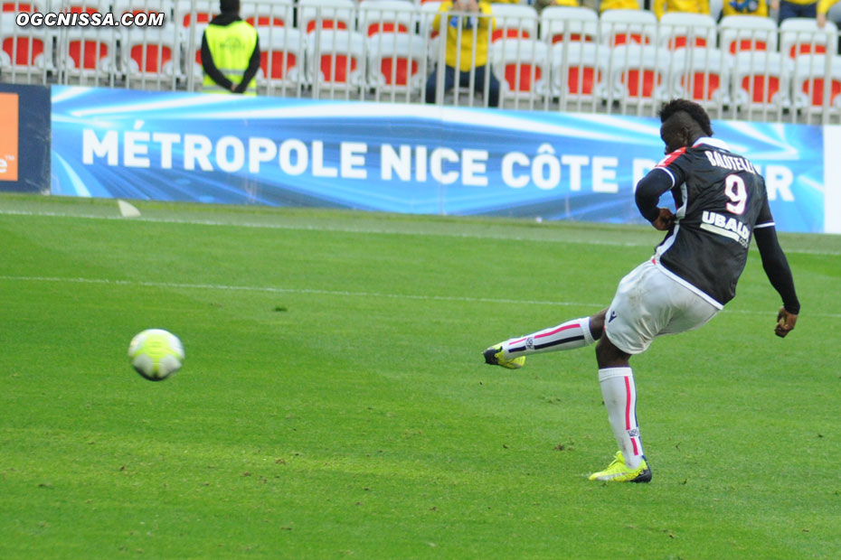 Cette fois le pénalty ne souffre d'aucune contestation : Mario Balotelli transforme !