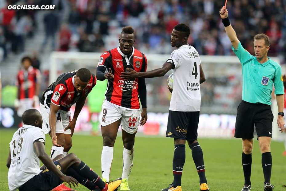 En toute fin de match, Mario Balotelli fait un tacle annodin