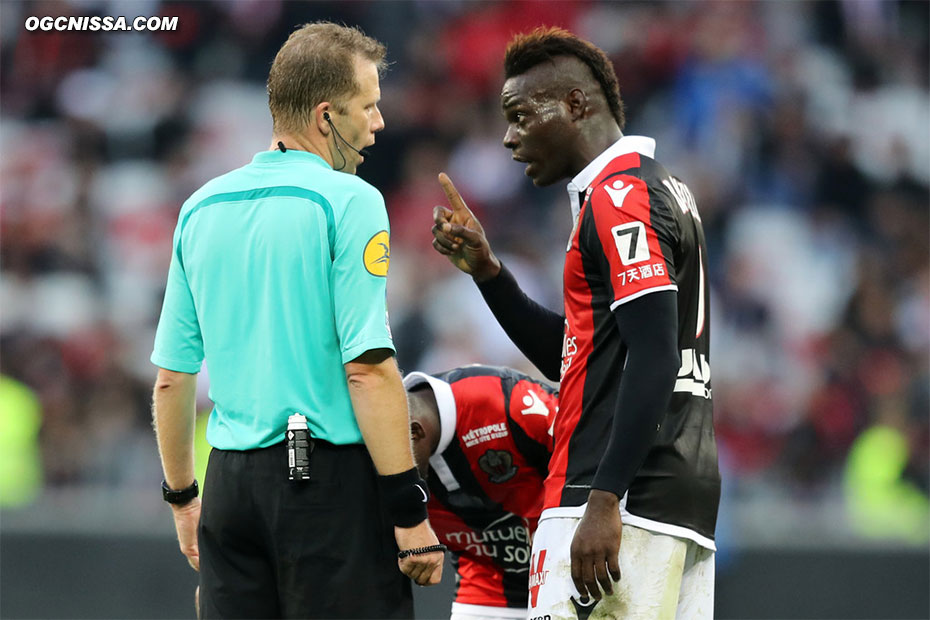 Mario Balotelli n'en revient pas. Son carton rouge sera t-il annulé comme l'année dernière ?