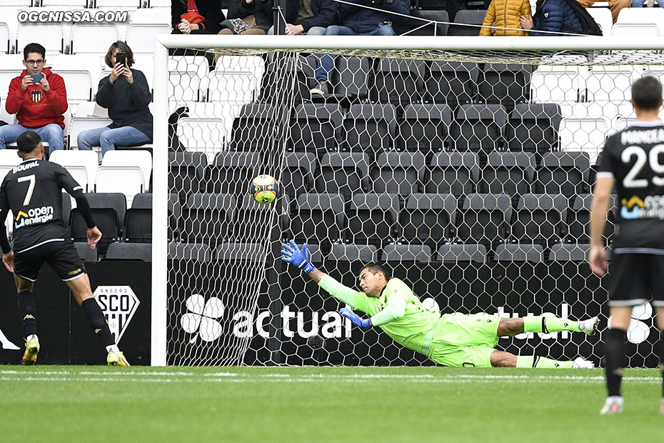 Angers ouvre le score sur un pénalty généreux. Walter Benitez n'y peut rien.