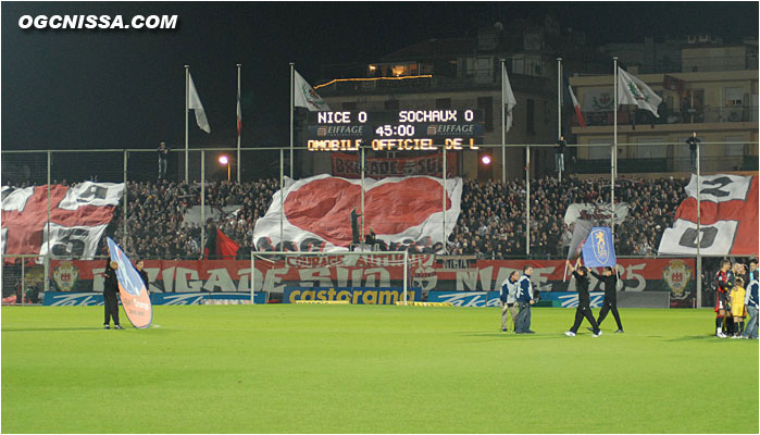 A l'entrée des équipes, le tifo BSN est dévoilé