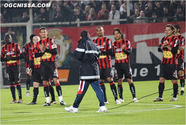 Le jeune Anthony Roko donnera le coup d'envoi sous les acclamations des joueurs et du public