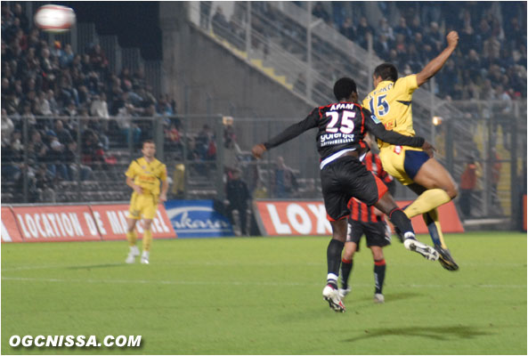 Duel aérien pour Onyekachi Apam