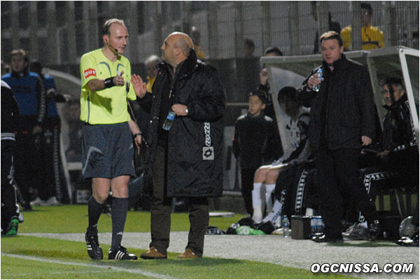 L'arbitre calme l'ardeur des entraîneurs...