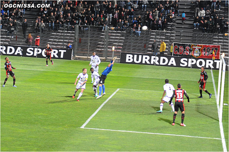 Mahamane Traoré frappe au dessus