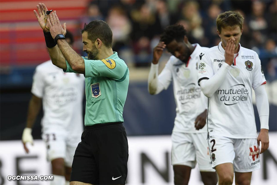 Jallet touche le ballon de la main dans la surface, penalty pour Caen !