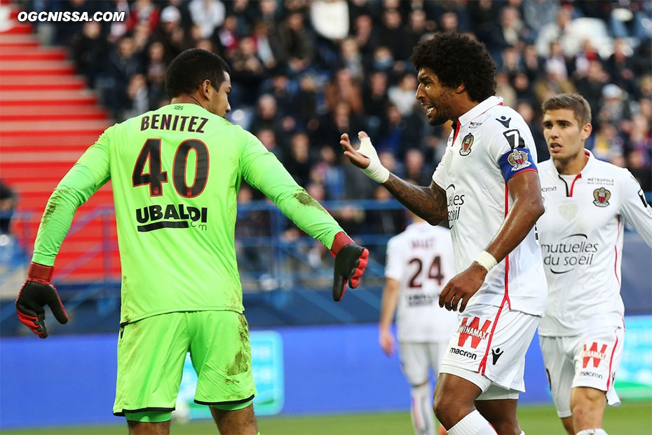 Walter Benitez est félicité par Dante Bonfim