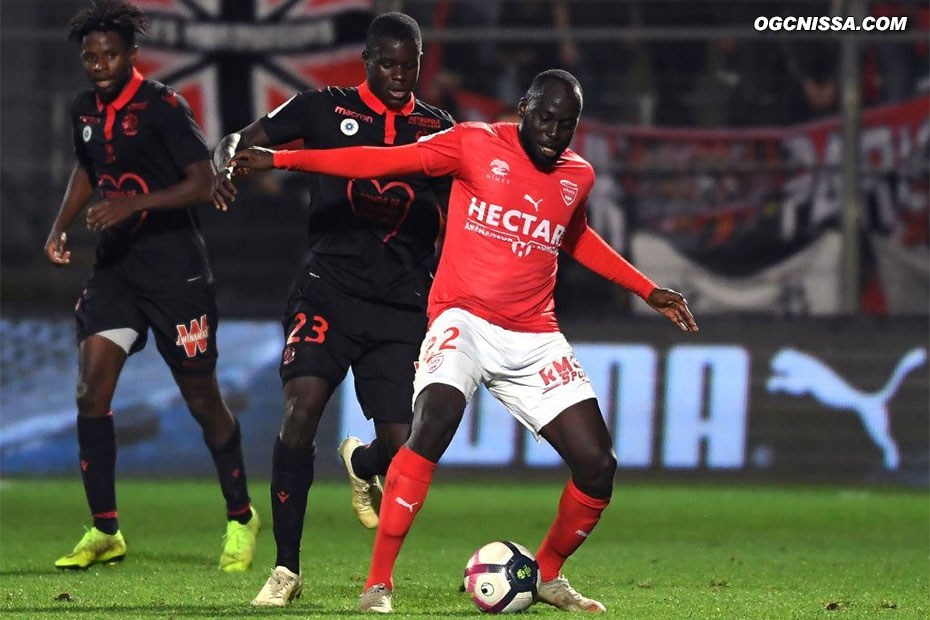 Adrien Tameze et Malang Sarr à la lutte avec l'ancien aiglon Sada Thioub