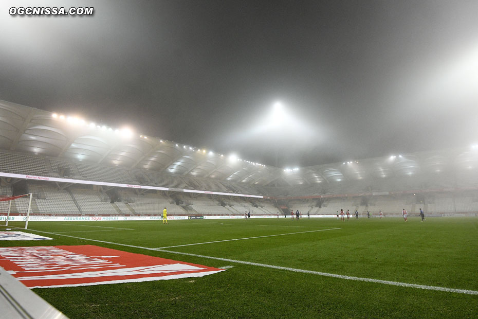 La rencontre Reims - Nice débute sous le brouillard