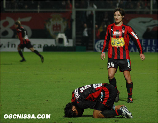 Nous assistons à un match assez musclé...