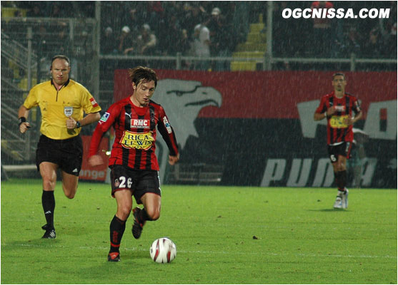 La pluie fait son apparition en fin de rencontre... Cyril Rool avec le ballon.