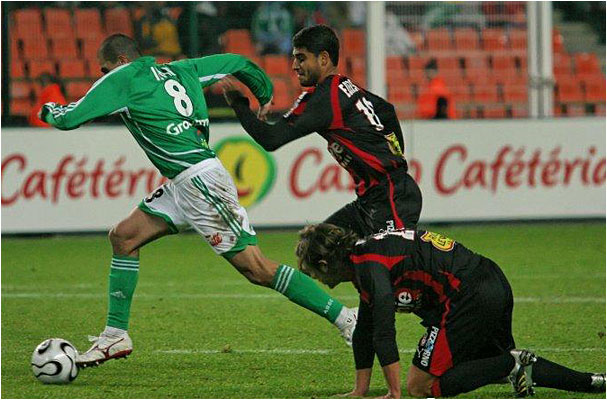 St-Etienne a toujours un temps d'avance dans cette première période. Ici Honorato Ederson à la lutte