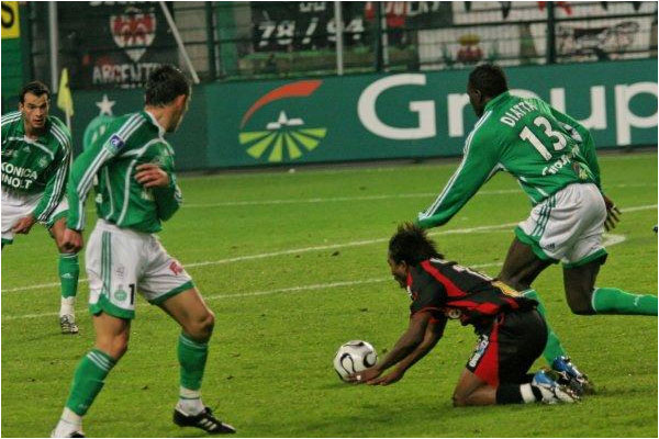 Nice tente de réagir, Koné est bousculé à l'entrée de la surface