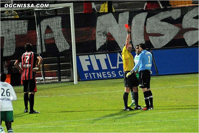 Mais une erreur de Civelli coûte cher aux Aiglons. Ospina est expulsé et St-Etienne obtient un penalty