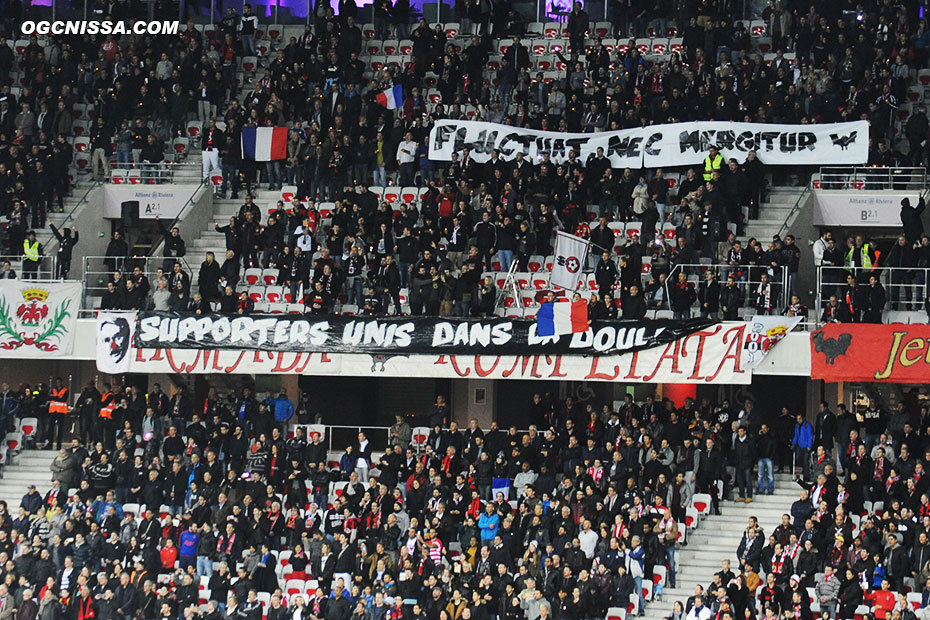 L'ARN affiche la devise de Paris en latin «Il est battu par les flots, mais ne sombre pas».