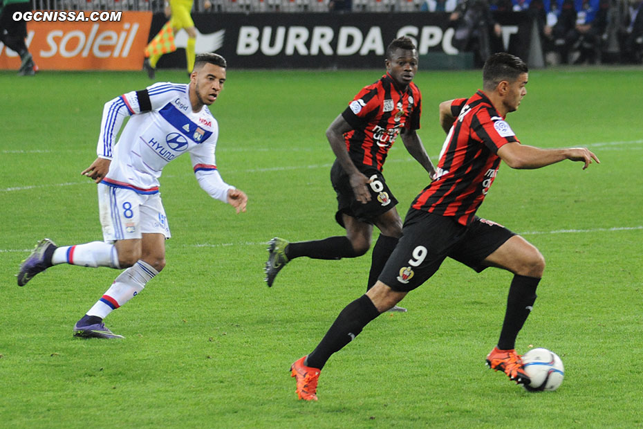 Accelération d'Hatem Ben Arfa, devant Jean-Michael Seri