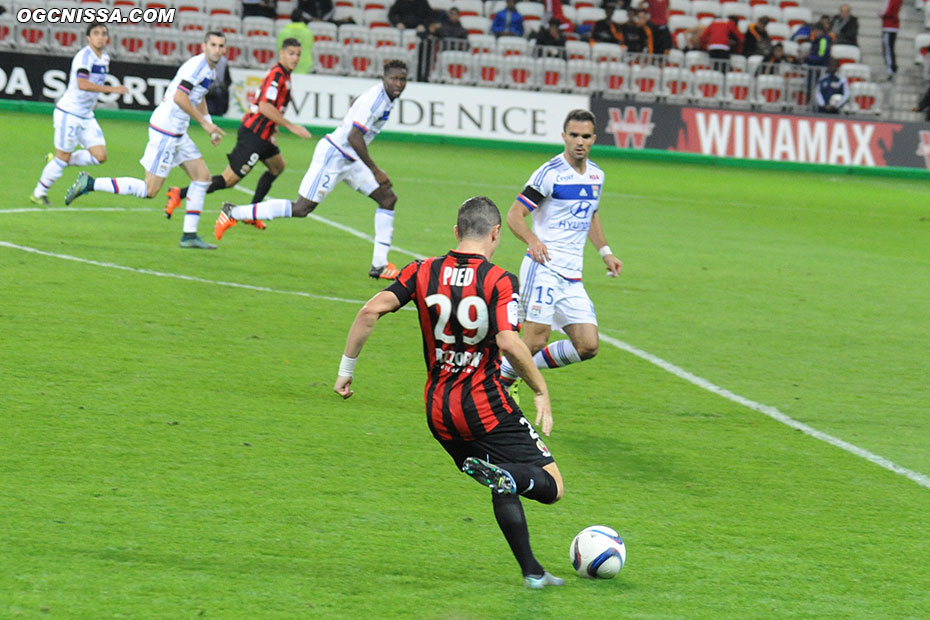 Jérémy Pied centre et profite d'une erreur de Yanga-Mbiwa pour donner un avantage plus grand à Nice