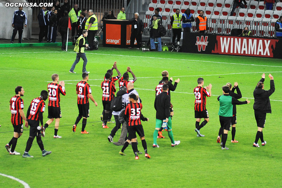 Les joueurs vont remercier leur public