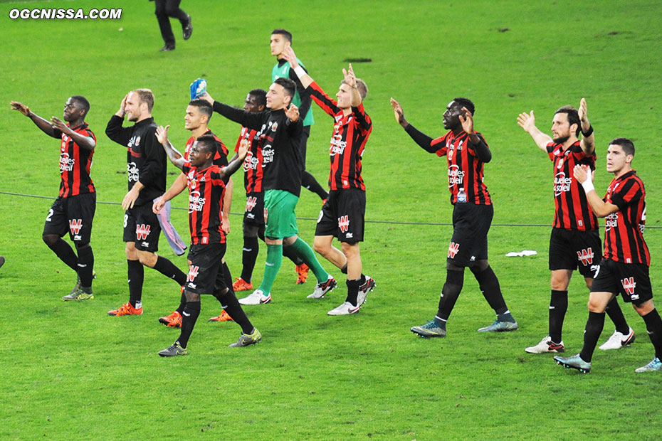 Beau clapping entre les joueurs...