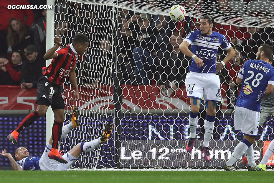 Sur un corner Alassane Pléa place sa tête