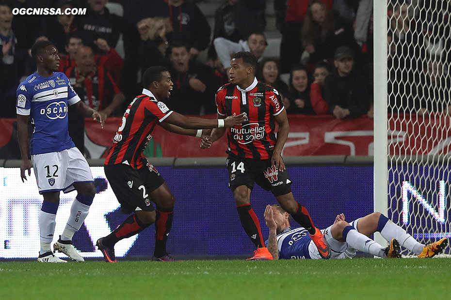 Alassane Pléa ouvre le score