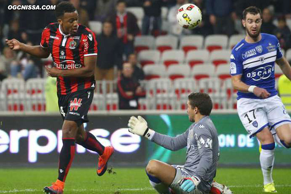 Alassane Pléa ratera plusieurs occasions de reprendre l'avantage