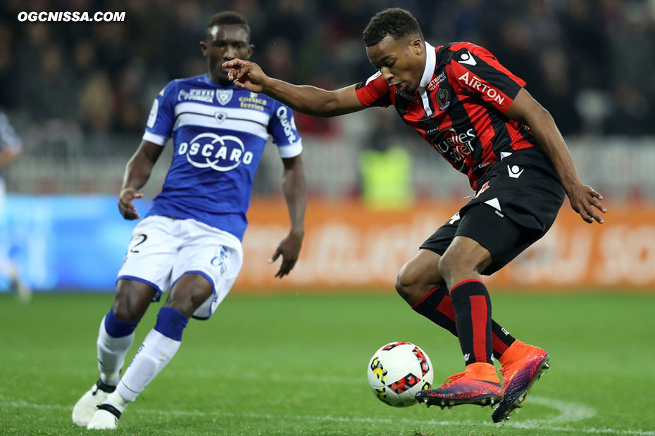 La balle de match pour Alassane Pléa, qui frappera sur la barre alors que la cage est vide...