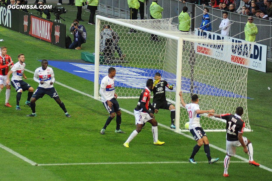 Alassane Pléa trouve le petit filet