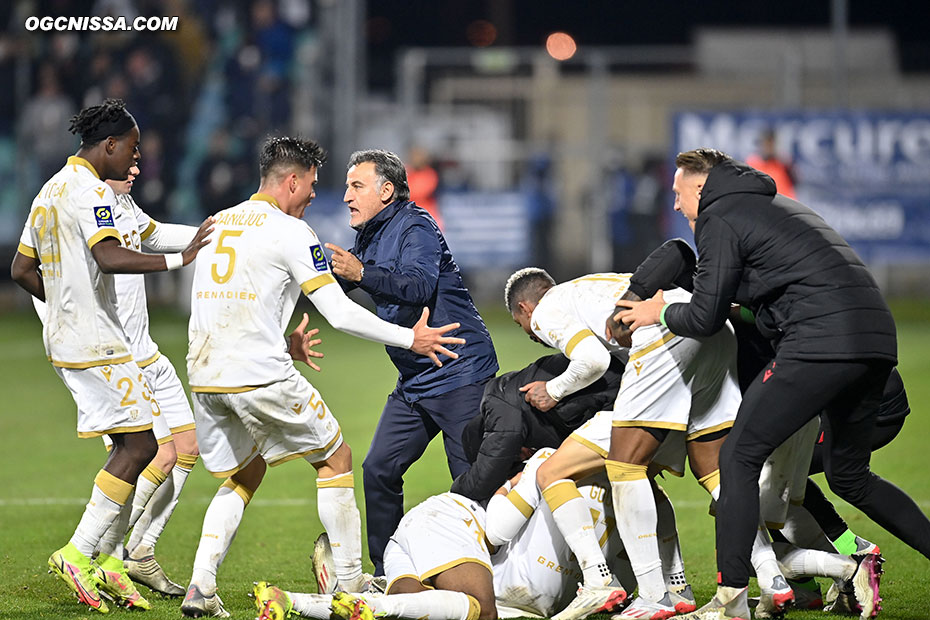 La joie du groupe qui félicite le double buteur