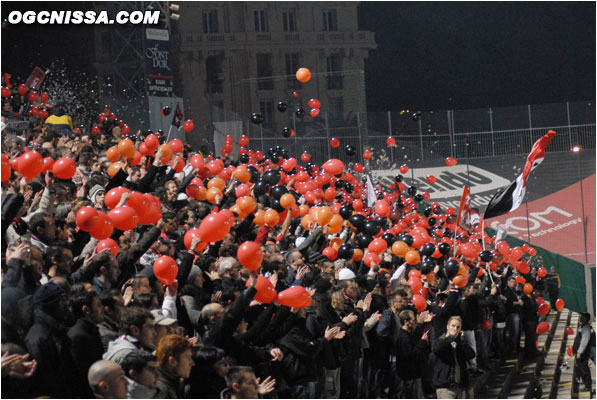 Des ballons à l'entrée des équipes en tribune nord