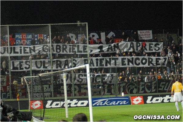 Banderole sortie à la mi-temps de la recontre par les parisiens