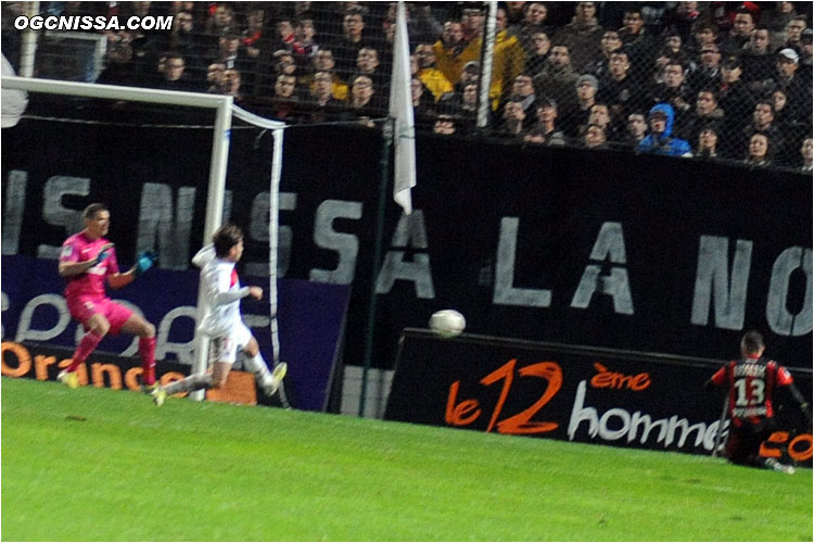 Valentin Eysseric fait une reprise de volé suite à un centre en fin de match