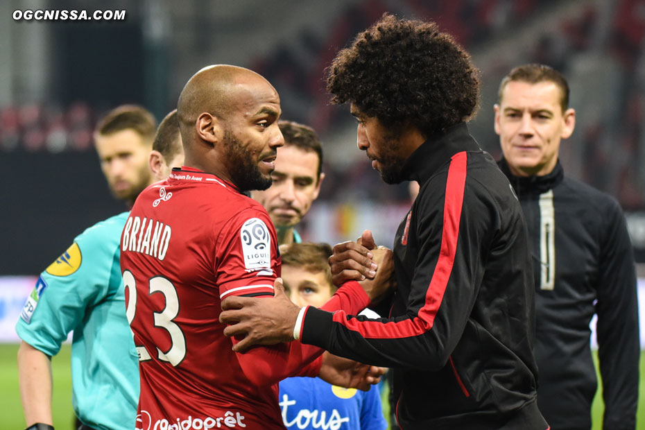 Dante Bonfim et Jimmy Briand, en tant que capitaines, se saluent avant la rencontre