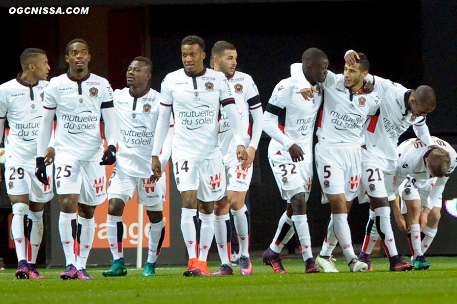 Younes Belhanda est félicité par ses coéquipiers