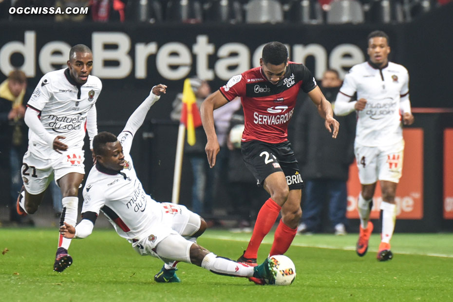 Tacle de Jean-Michael Seri, devant Ricardo Pereira et Alassane Pléa