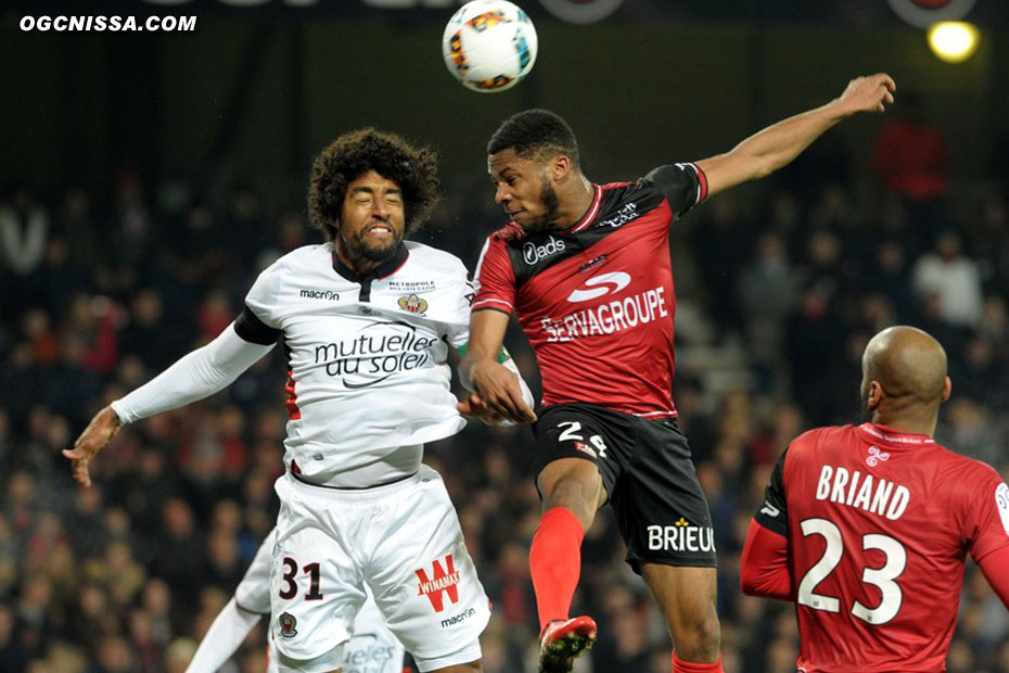 Dante Bonfim trouvera la barre adverse de la tête