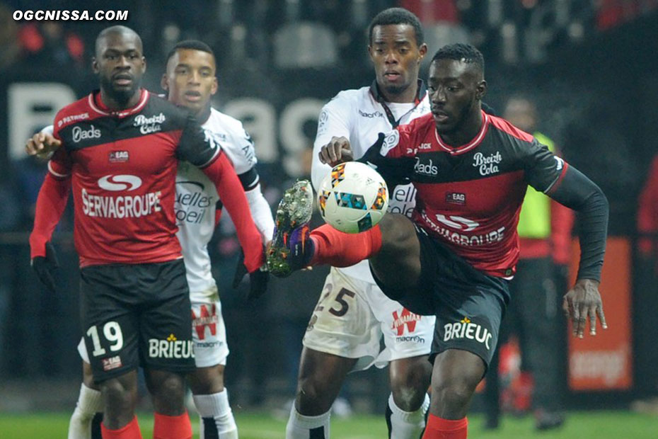 Wylan Cyprien à la lutte avec l'ancien Aiglon Alexandre Mendy