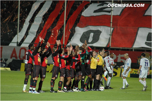 Les joueurs saluent le public