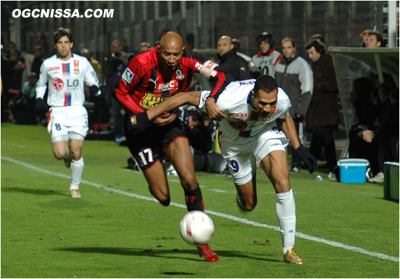 Sammy Traoré à la lutte avec Carew