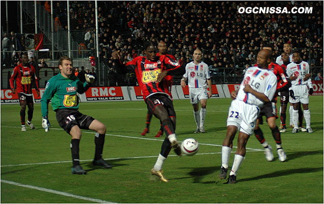 Mamadou Bagayoko dégage en catastrophe un ballon chaud devant Damien Grégorini