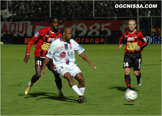 Sylvain Wiltord percera finalement la défense niçoise...