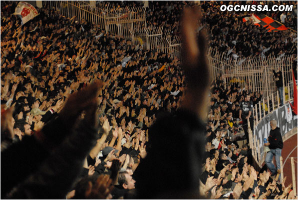 Les chants des supporters niçois ne cessent de gronder