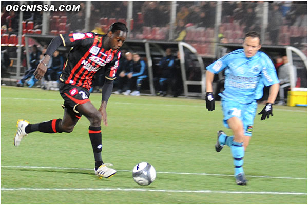 Première grosse occasion pour Bagayoko, le ballon est sortie par Bonnard