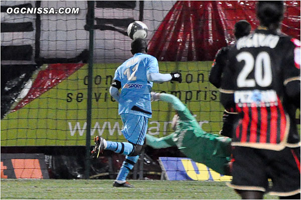 Sur un contre, l'OM ouvre le score par Niang