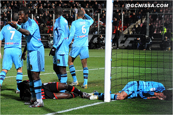 Juste avant la pause, Heinze, qui a mis un coup de coude à Apam, reçoit en retour un coup de tête