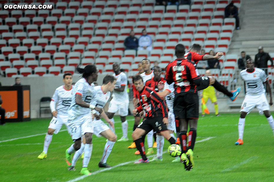 Palun reprend de la tête et le ballon arrive sur Cvitanich