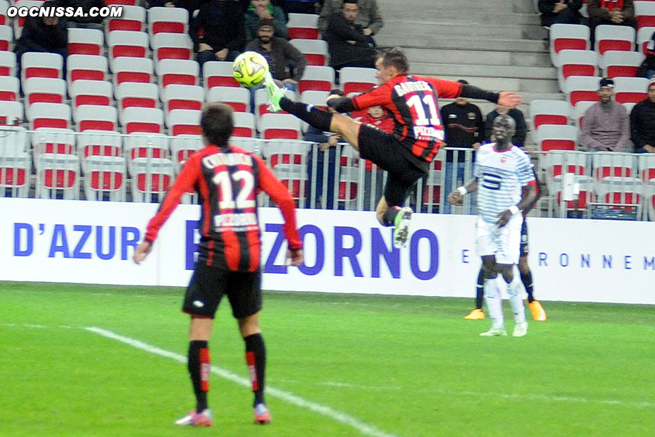 Eric Bauthéac très accrobatique en fin de match, avec un ciseau sur le poteau rennais...