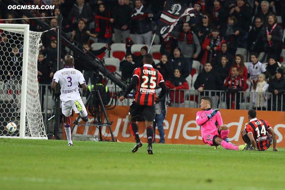 Alassane Pléa ouvre le score