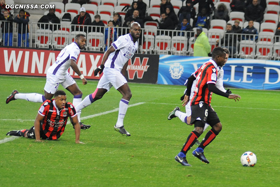 Alassane Pléa transmet à Jean-Michael Seri